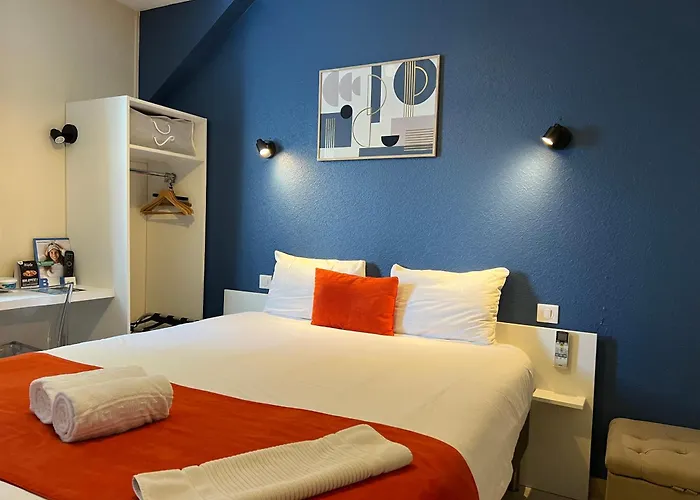 Brit Hotel Du Parc Niort Centre-Parking Gratuit